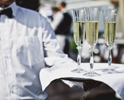 20238343-garçom-servindo-champanhe-em-evento-festivo